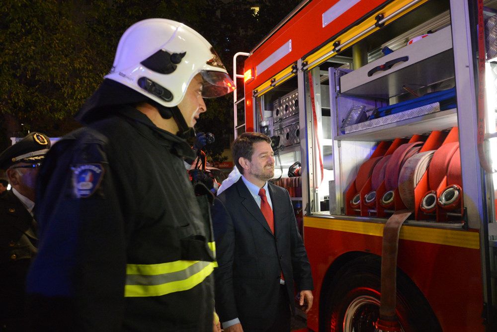 Intendente Metropolitano encabeza ceremonia de entrega a Bomberos de carros y uniformes financiados por el Gobierno Regional Metropolitano
