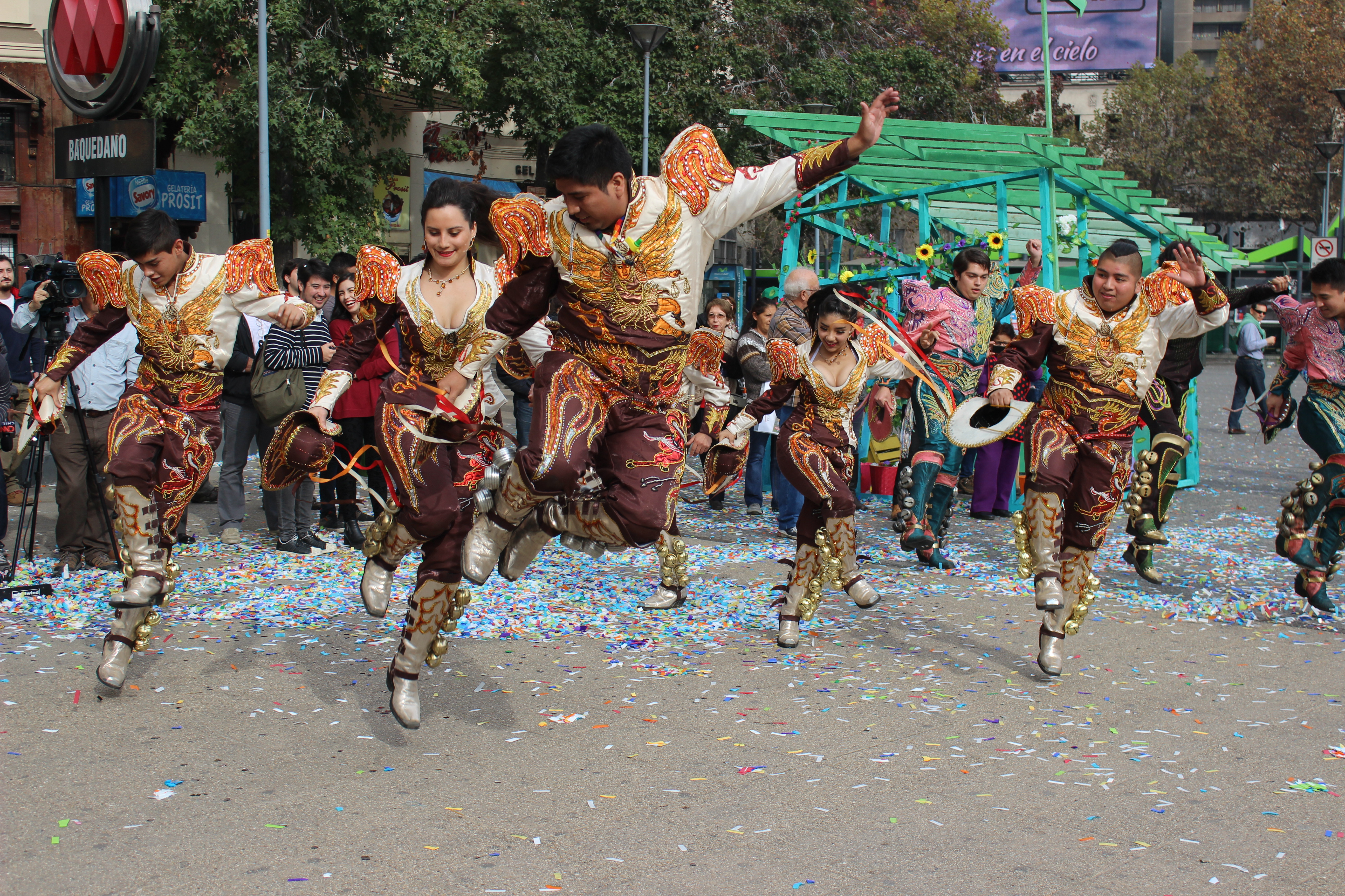 “Santiago es Carnaval: Todos somos Región” llenó el centro de la capital de alegría y color