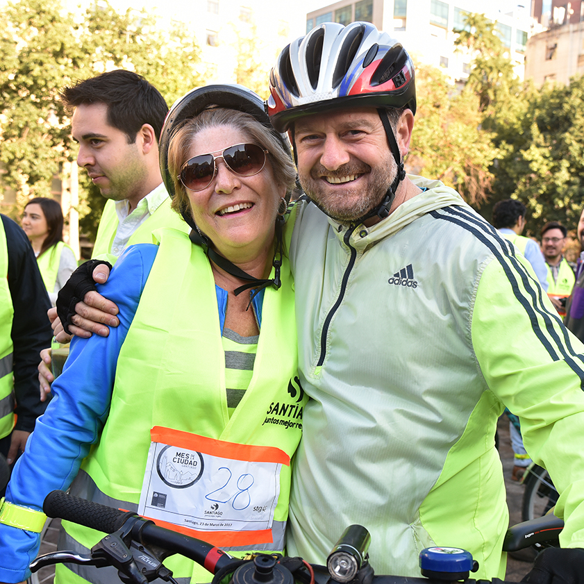 Gore e Intendencia llegan al trabajo en bicicleta
