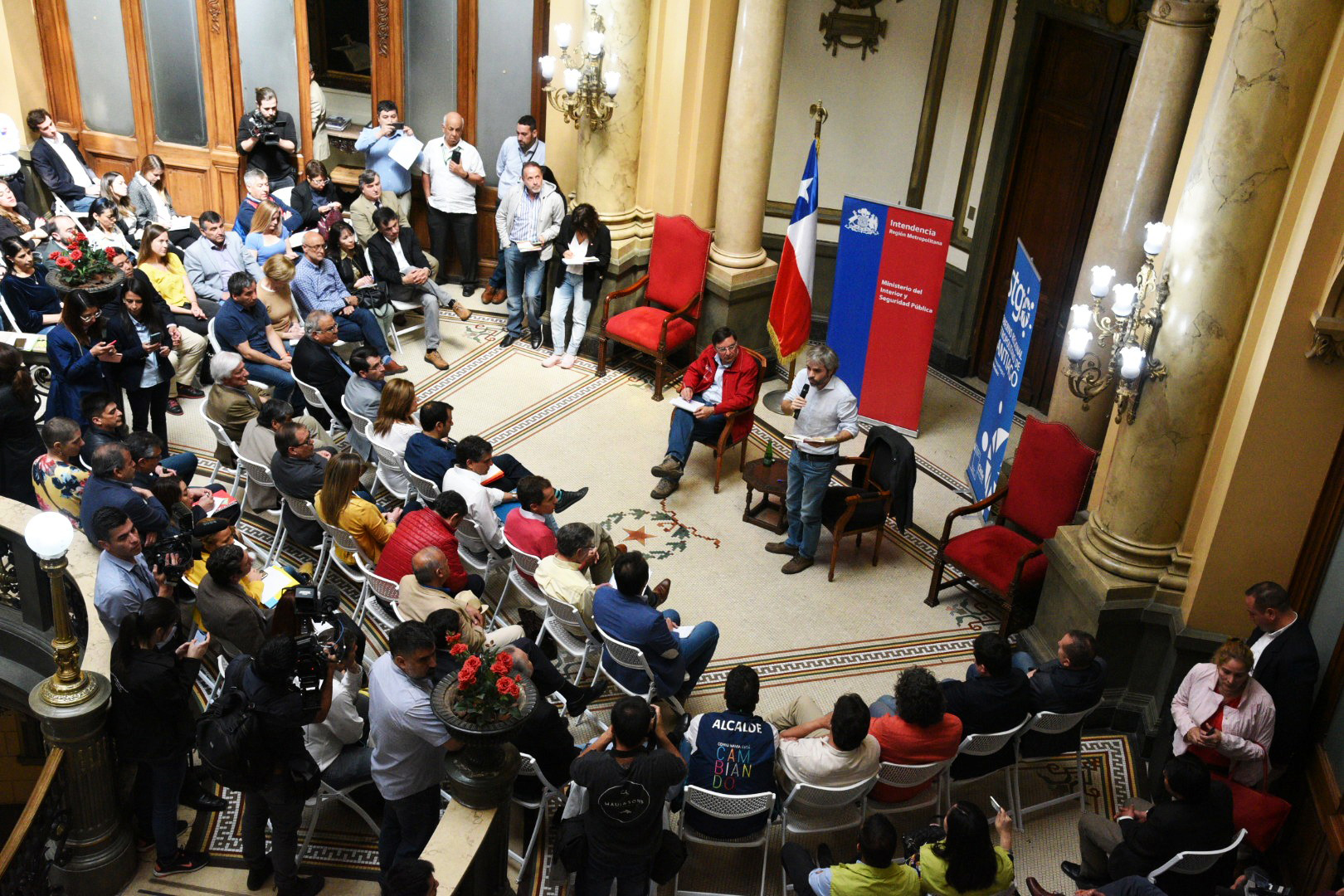Ministro del Interior e Intendente se reúnen con alcaldes para reconstrucción de comunas afectadas por desmanes