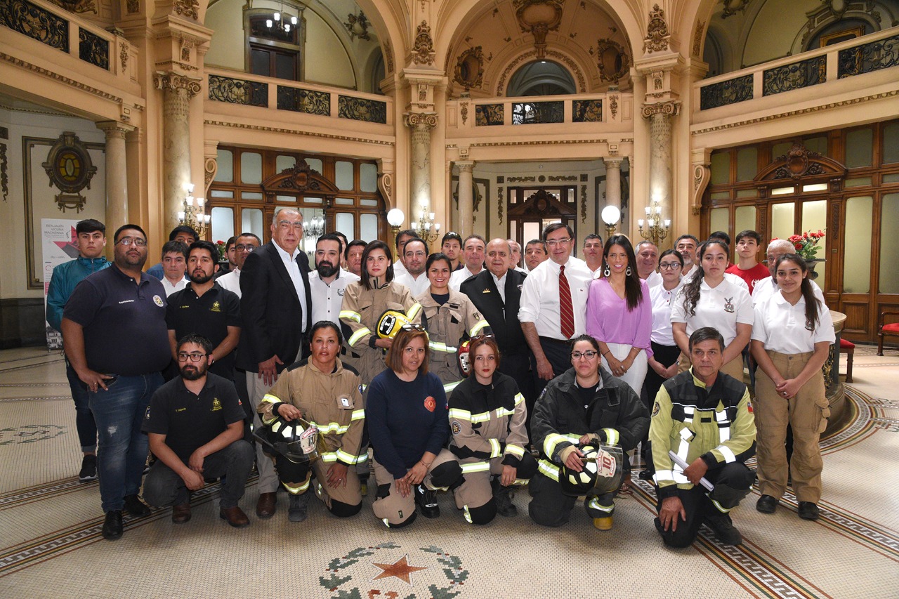 Gobierno Regional Metropolitano destina más de $2 mil millones para renovar uniformes de Bomberos