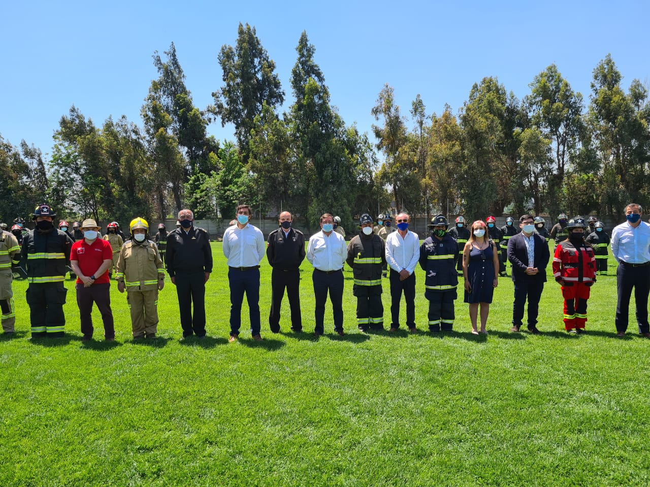 Bomberos recibe nuevos uniformes para incendios forestales y urbanos con aporte del Gobierno Regional