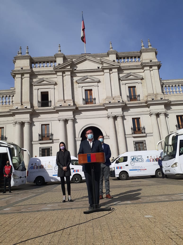 Autoridades lanzan plan de apoyo para vacunación entregando 20 buses y 10 vehículos de traslado para la RM