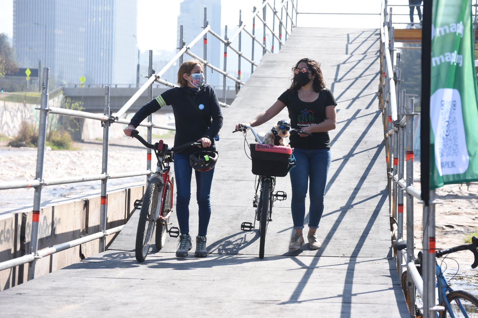 Gobernador Claudio Orrego encabeza reactivación del paseo urbano “Mapocho Pedaleable” provisorio