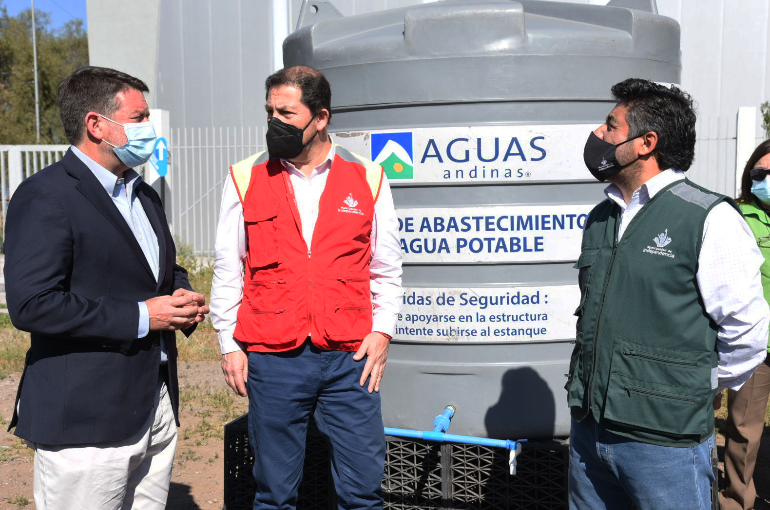 Gobernador Orrego supervisa plan de abastecimiento ante corte de agua programado en cinco comunas de la RM