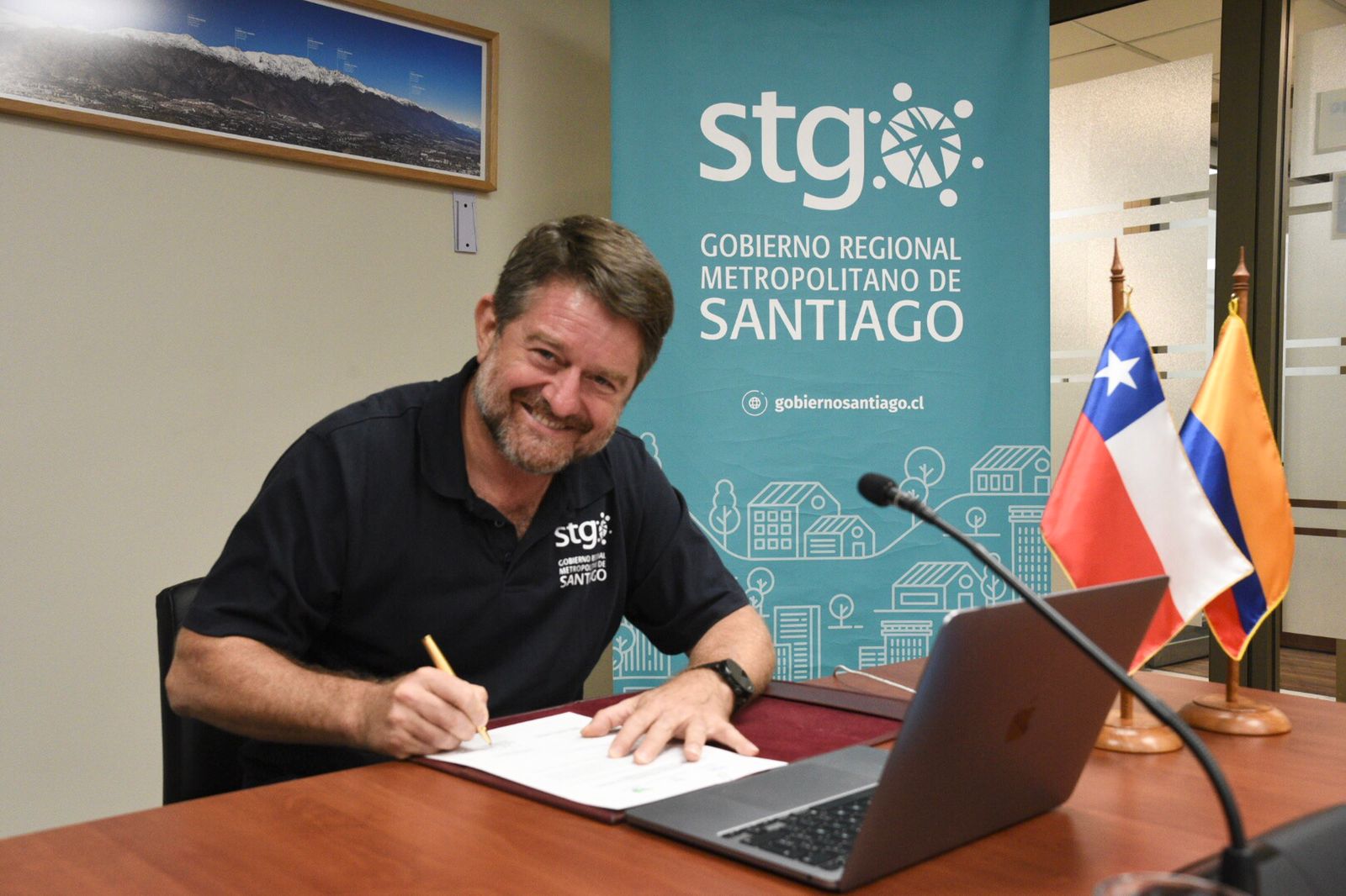 Gobierno Regional Metropolitano firma acuerdo de hermanamiento con el Departamento de Antioquia de Colombia
