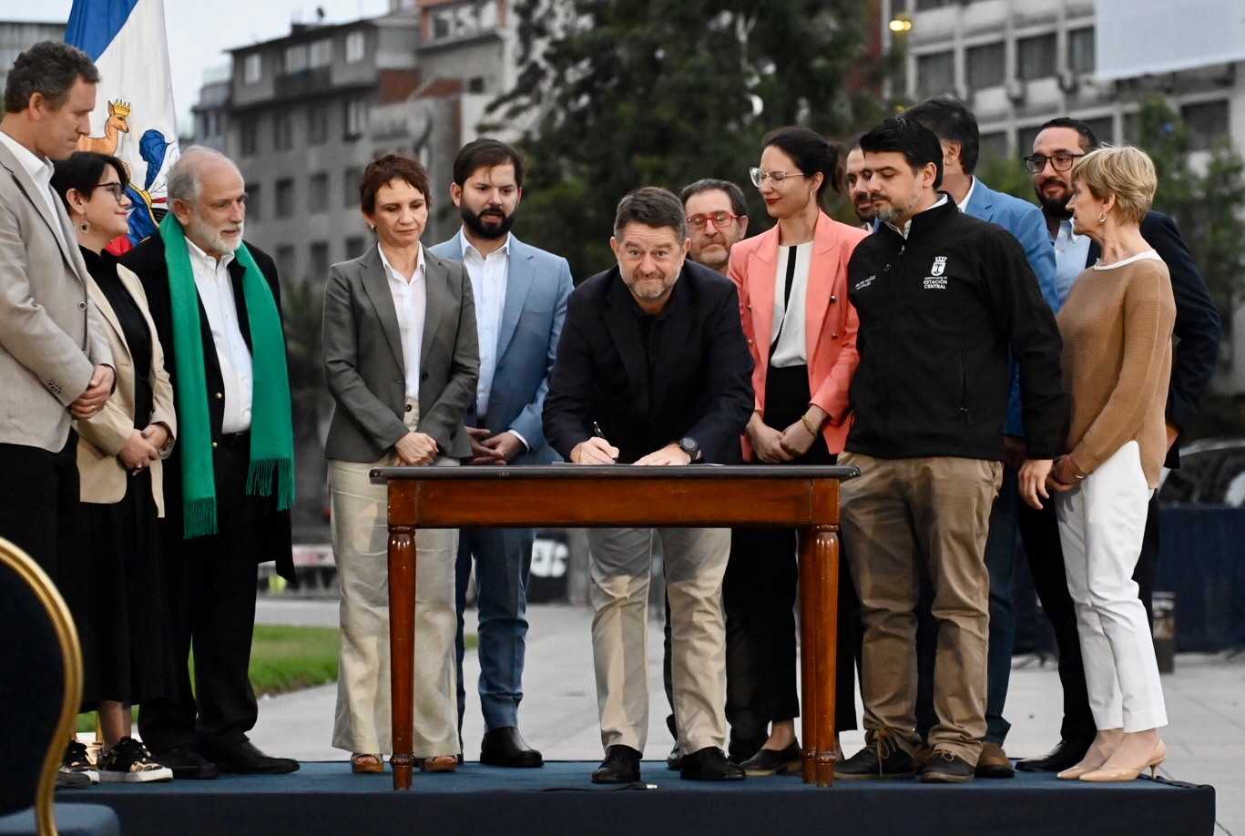 Gobernador Claudio Orrego firma convenio para reactivar el proyecto de transformación de todo el eje Alameda-Providencia