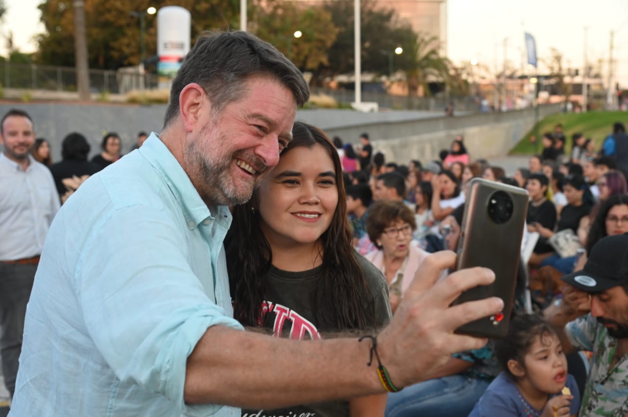 En Plaza de Maipú presentaron gratis la obra ‘Fuego Rojo’ en el marco del proyecto ‘Escena en Ruta’ del Gobierno de Santiago