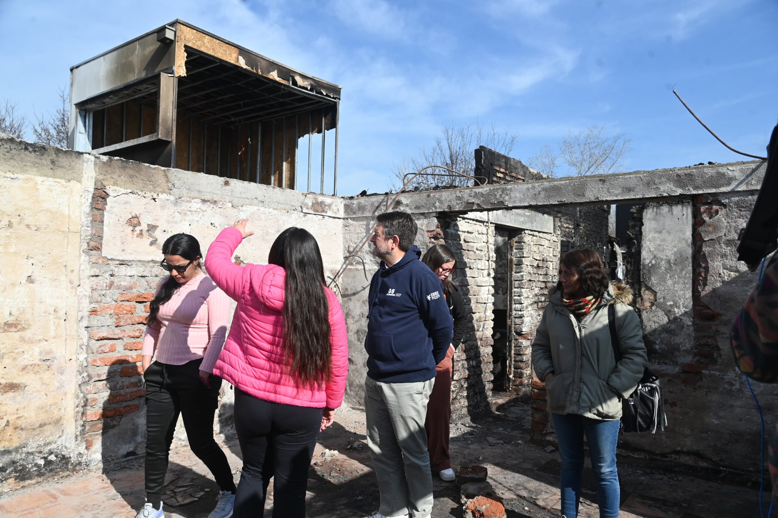 Gobernador de Santiago, Claudio Orrego, se reunió con vecinos afectados por incendio en Conchalí  