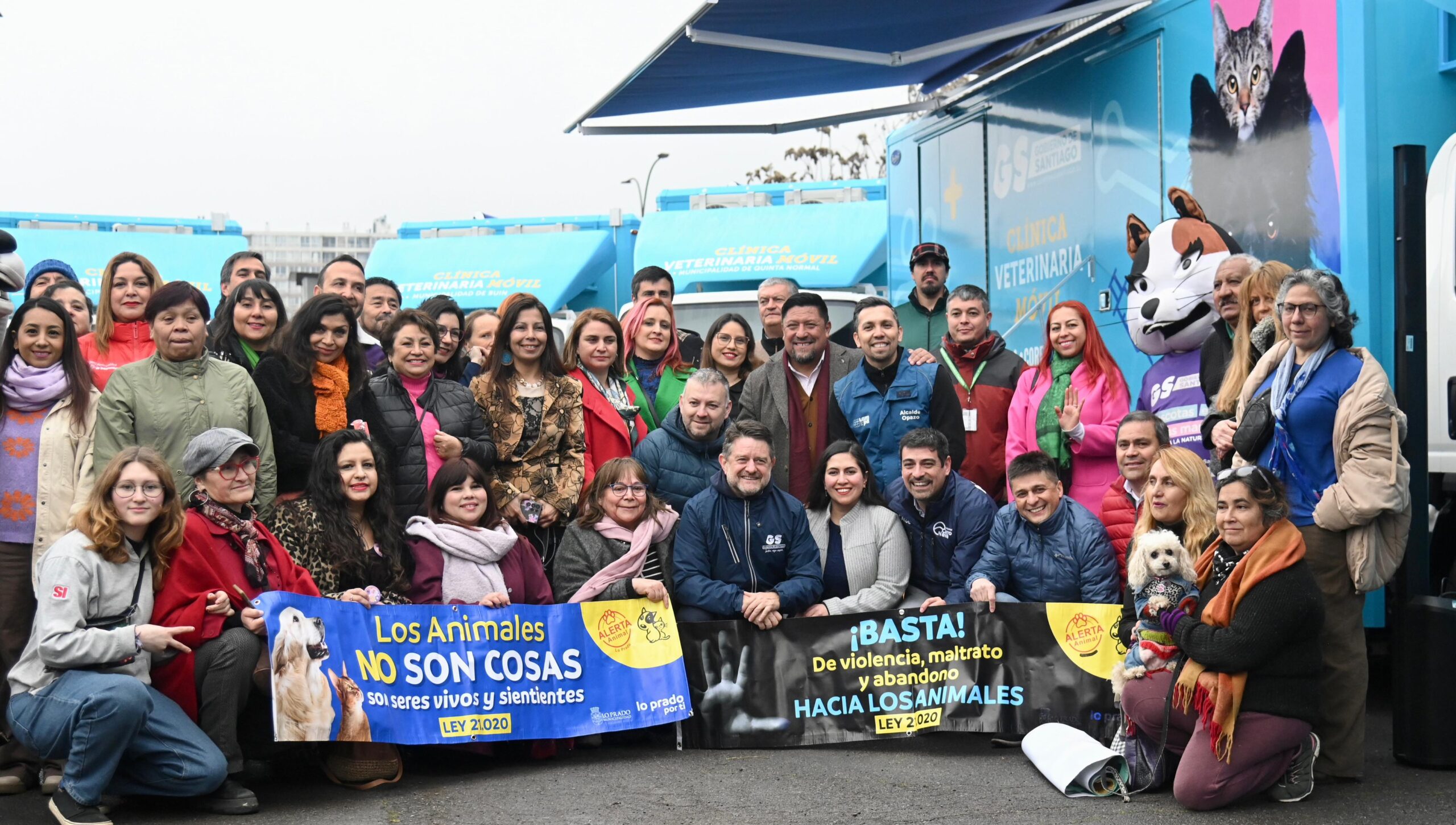 Gobierno de Santiago entrega clínicas veterinarias móviles para 17 comunas de la Región Metropolitana 