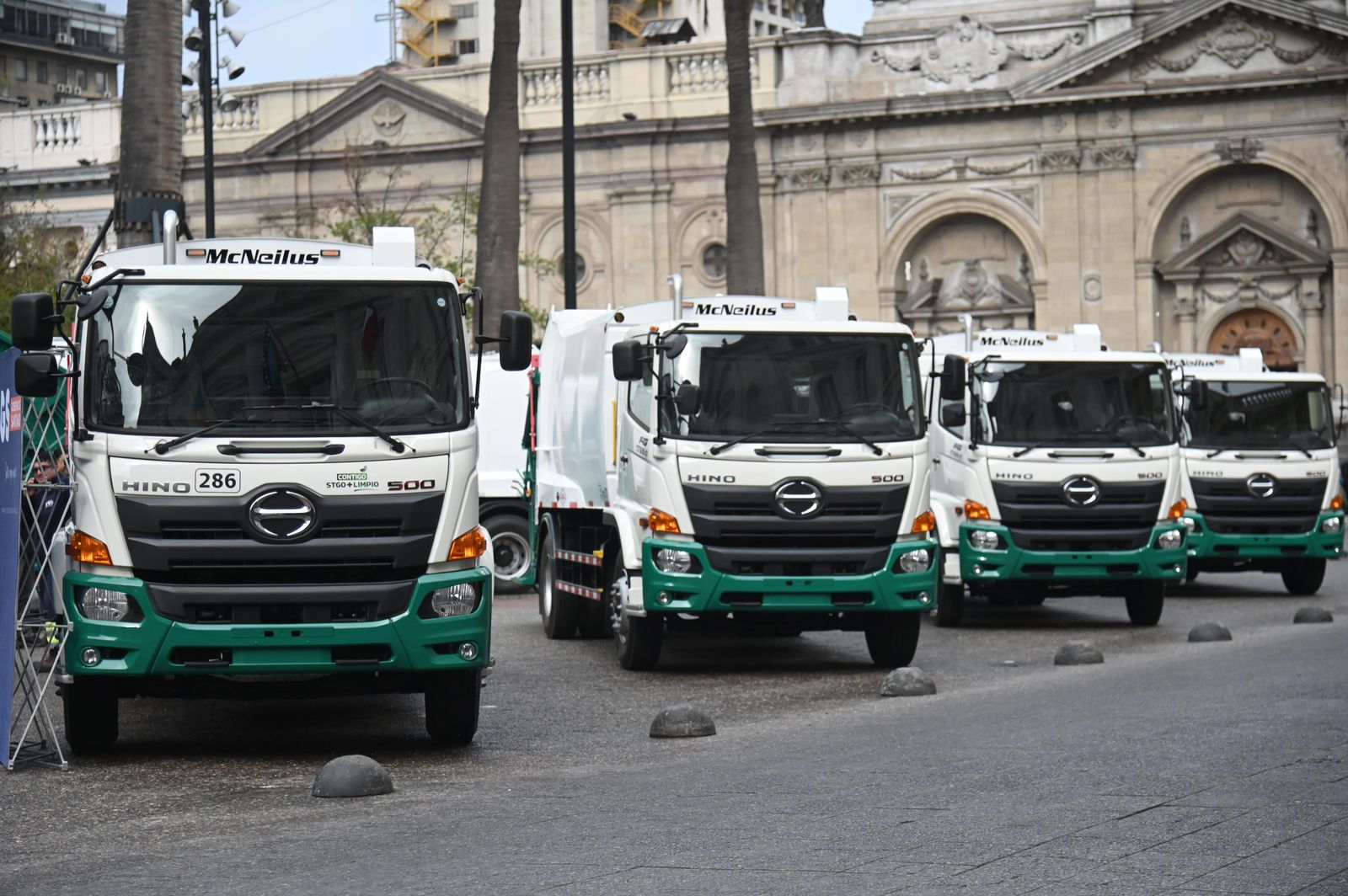 Gobernador Claudio Orrego y municipalidad de Santiago presentan 25 nuevos camiones recolectores de residuos 