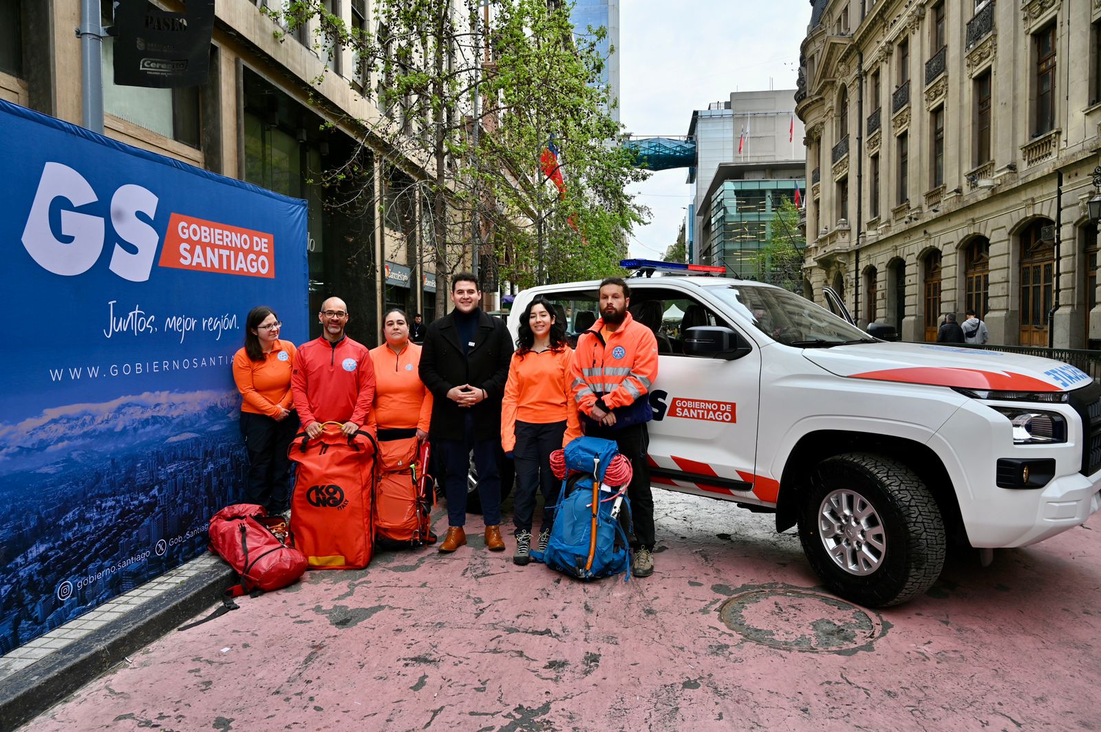 Gobierno de Santiago entrega camioneta y equipamiento de rescate al Cuerpo de Socorro Andino de la RM 
