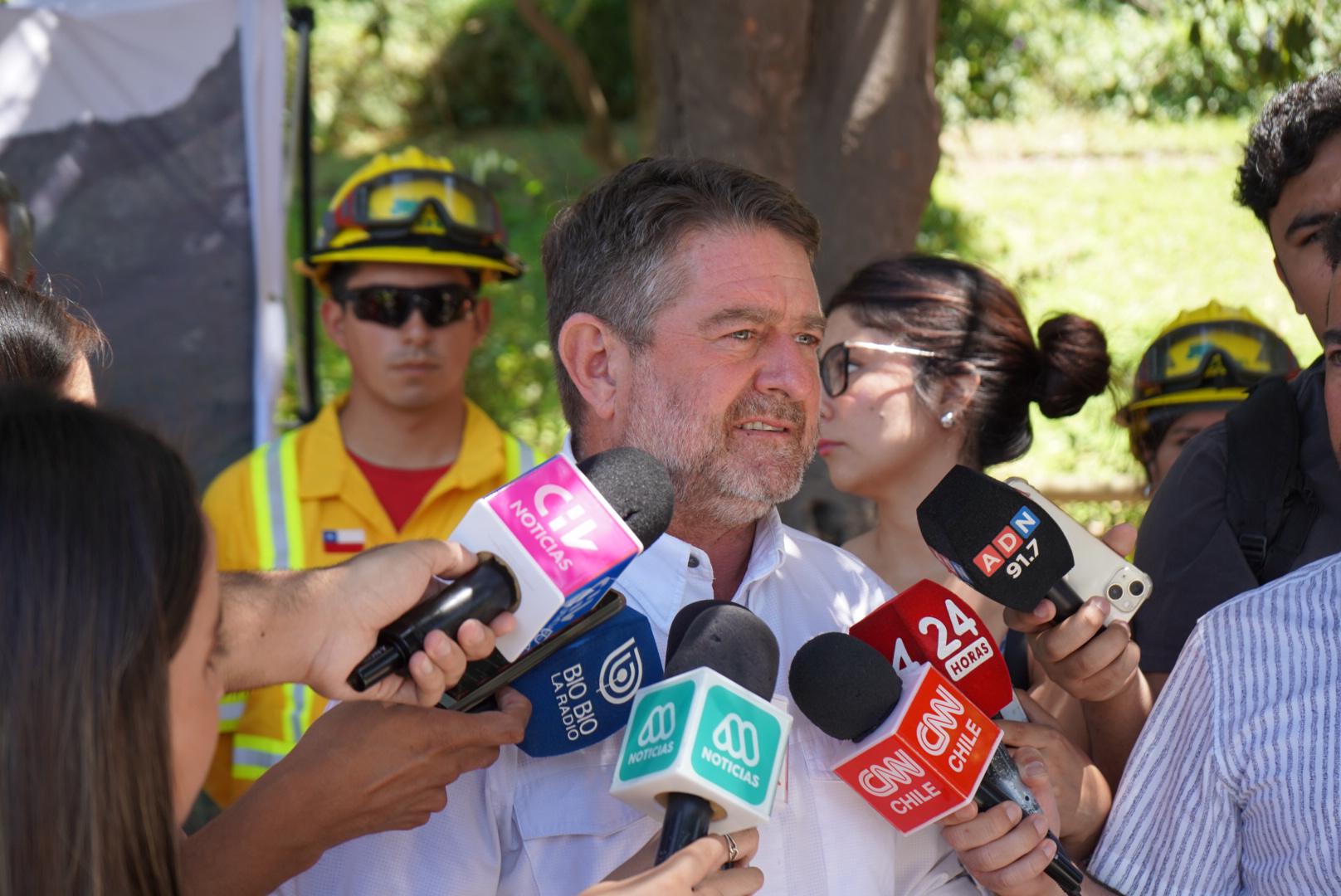 Gobernador Claudio Orrego encabeza actividad de prevención contra incendios forestales en plena ola de calor