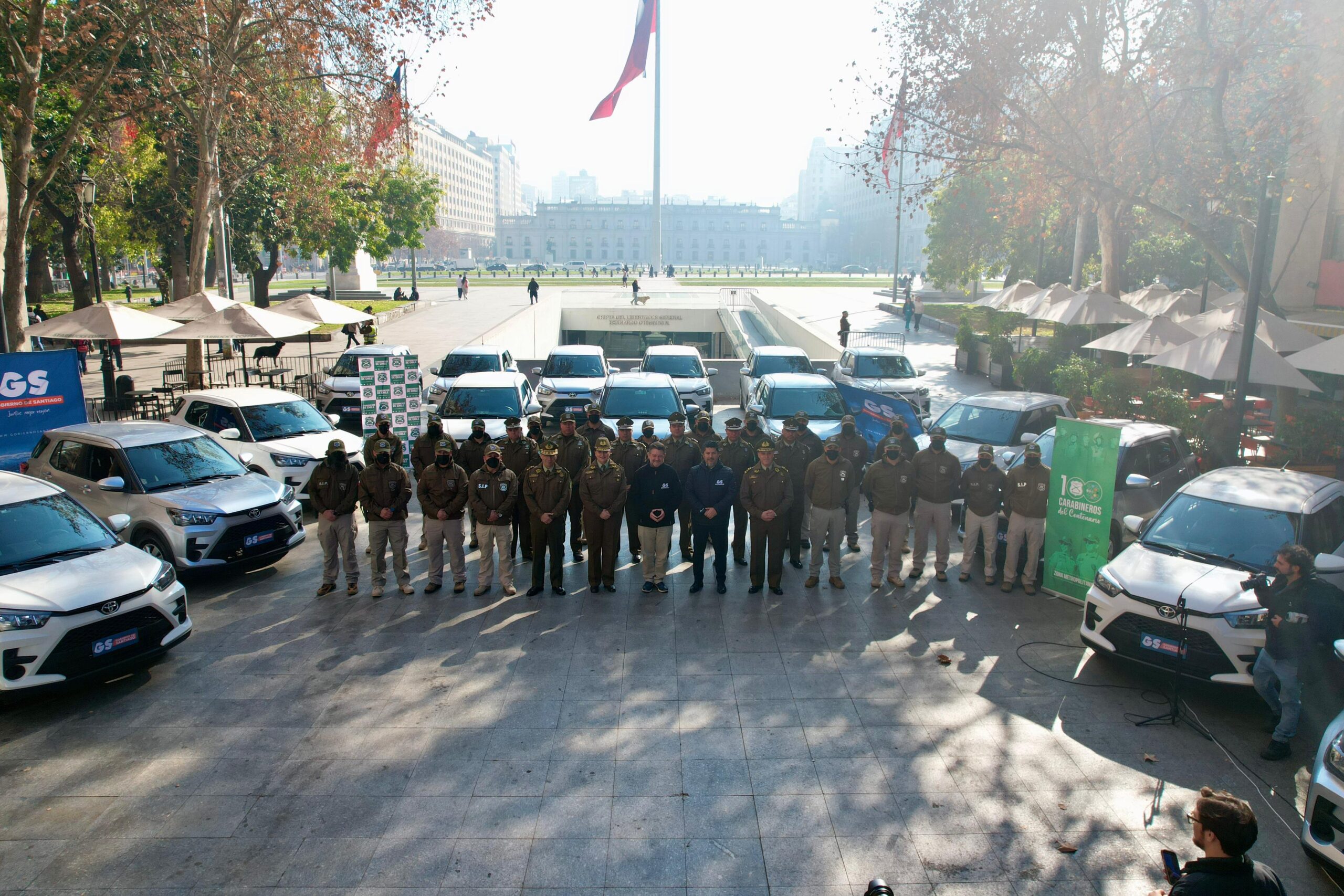 Gobierno de Santiago entrega 20 vehículos policiales para fortalecer el trabajo investigativo de Carabineros en la Región Metropolitana 