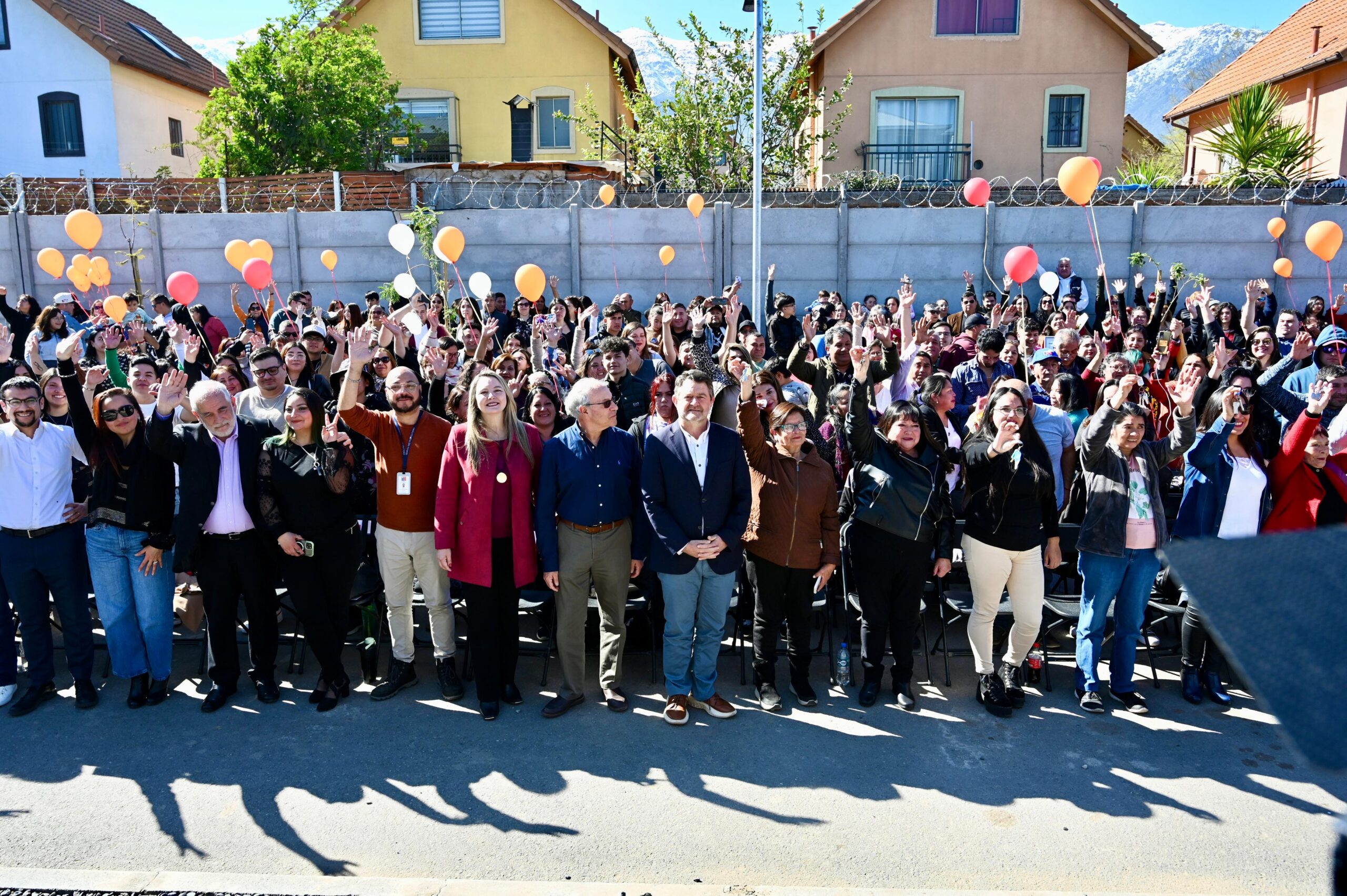 Autoridades entregan llaves del condominio “Campo Lindo” que beneficia a 144 familias de Peñalolén 