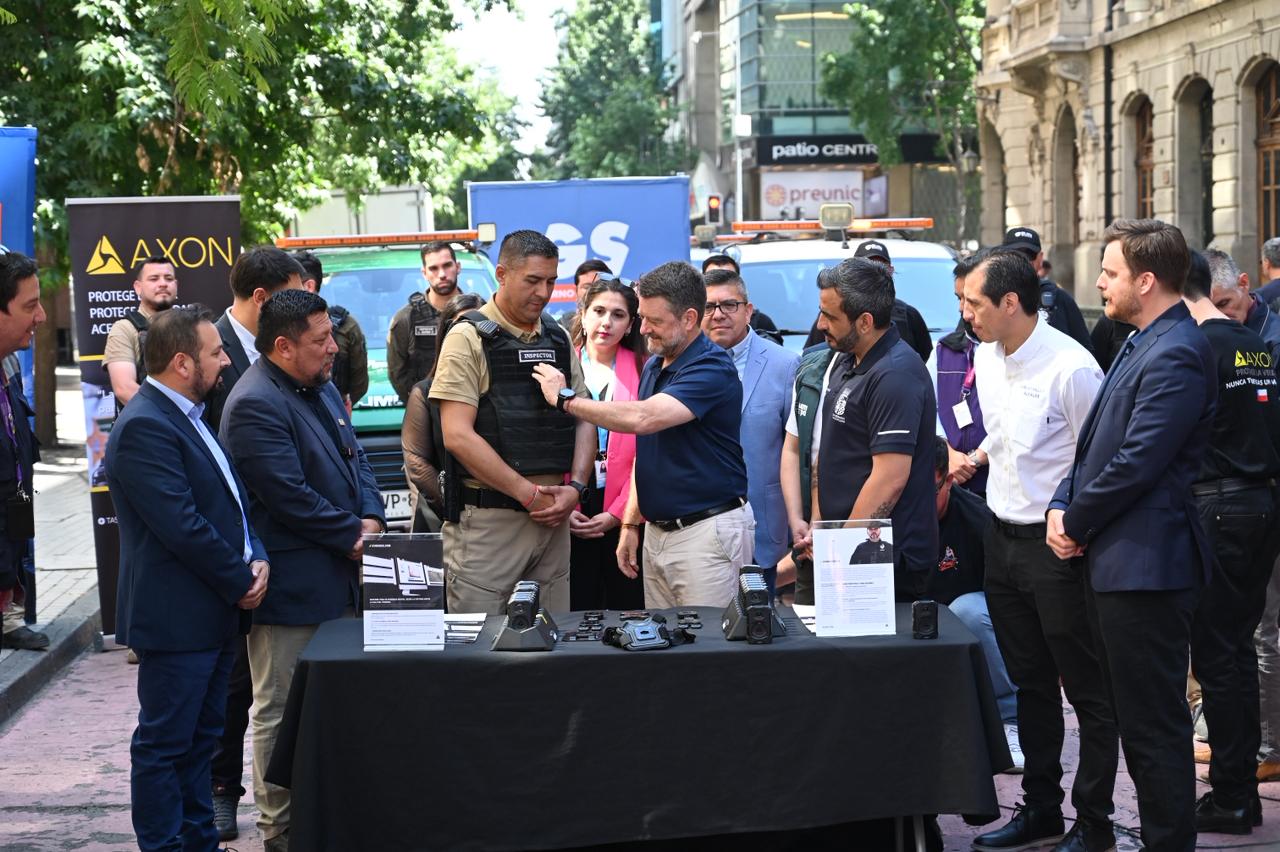 Gobierno de Santiago entrega cámaras corporales a inspectores municipales para reforzar la seguridad en fin de año 