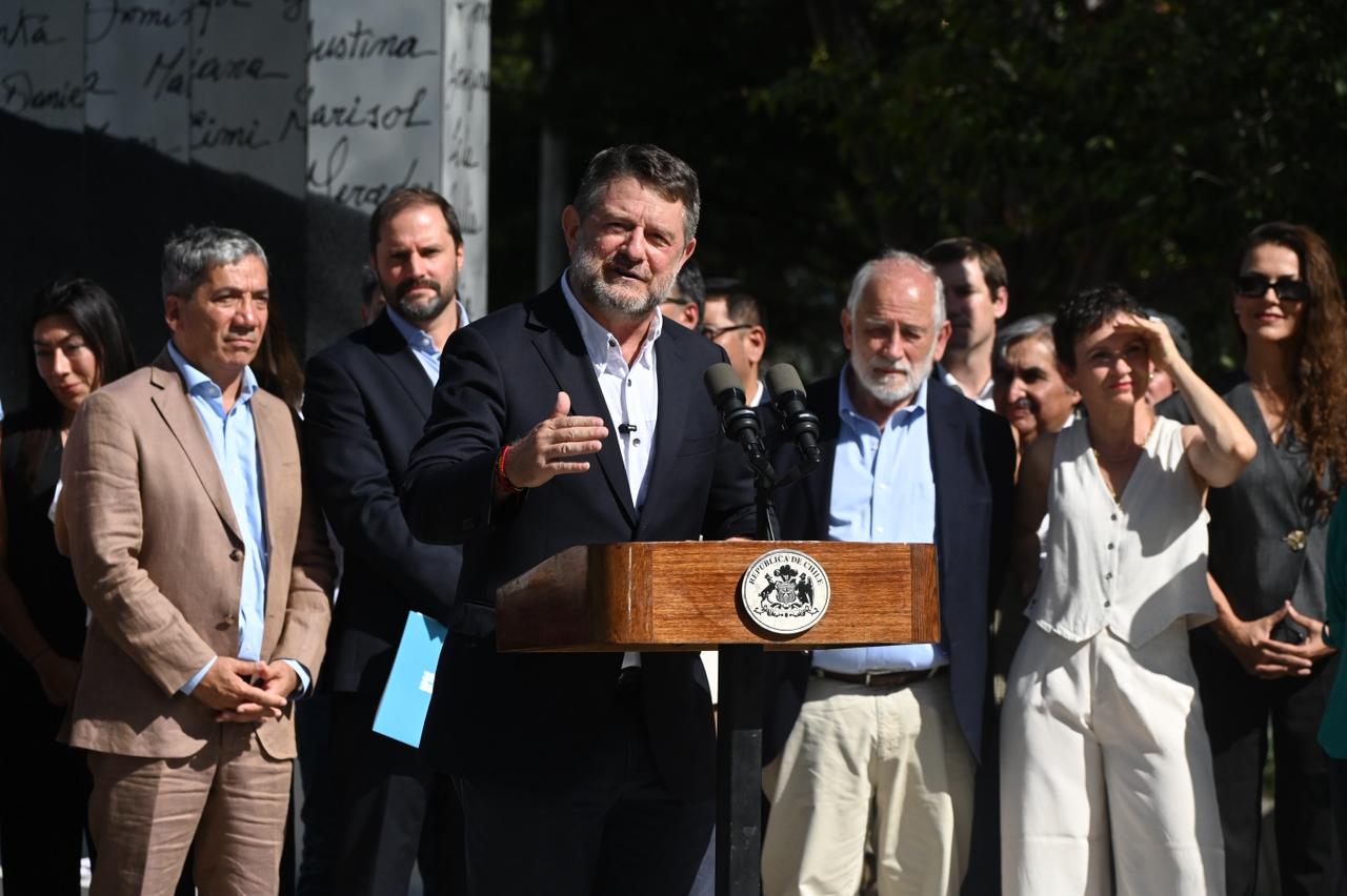 Presidente Boric y gobernador Orrego inauguran la nueva Plaza Baquedano y ciclovía del Eje Nueva Alameda